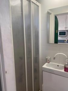een badkamer met douche en wastafel bij El Palmeral in Playa Blanca