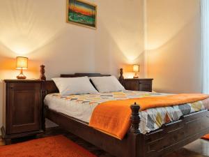 - une chambre avec un lit et une couverture orange dans l'établissement Apartment Palata Bizanti, à Kotor