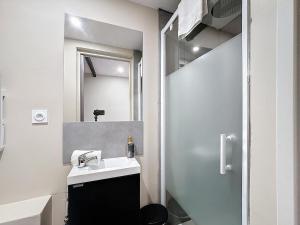 Et badeværelse på Appartement tout neuf 4 pers N6