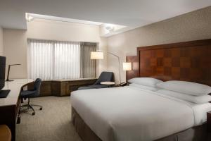 Postel nebo postele na pokoji v ubytování Renaissance Seattle Hotel