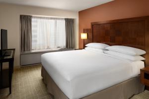 Postel nebo postele na pokoji v ubytování Renaissance Seattle Hotel