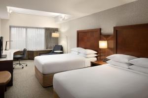 Postel nebo postele na pokoji v ubytování Renaissance Seattle Hotel