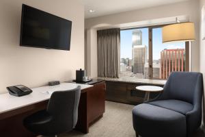 TV a/nebo společenská místnost v ubytování Renaissance Seattle Hotel