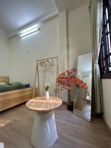 une chambre avec une table au milieu d'une pièce dans l'établissement Nhà DK 2, à Hanoï