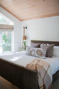 a bedroom with a large bed with a wooden ceiling at Luxury Lakefront 5 Br Home Hot Tub Arcade in Truckee