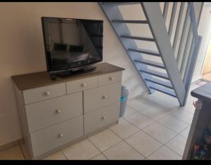 Et tv og/eller underholdning på À 50m de la plage, emplacement idéal, spacieuse maison, 3 grandes chambres 6 couchages, devant la grande plage