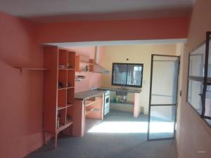 una camera con scrivania e computer di Willca Pirul a San Marcos Sierra