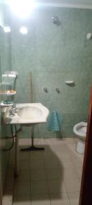 un bagno con lavandino e WC di Willca Pirul a San Marcos Sierra