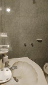 un bagno con un lavandino bianco e una doccia di Willca Pirul a San Marcos Sierra