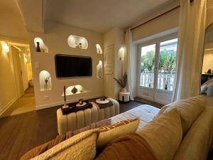 TV a/nebo společenská místnost v ubytování LES MALDIVES, T2, Balcon, Hyper centre Place aux Herbes