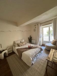 Postel nebo postele na pokoji v ubytování LES MALDIVES, T2, Balcon, Hyper centre Place aux Herbes