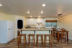Cuisine ou kitchenette dans l'établissement Cody's Cozy Cottage-Near Yosemite