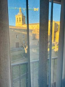 una vista di un edificio da una finestra di Piso Espectaculares Vistas a Ciudad-Rodrigo