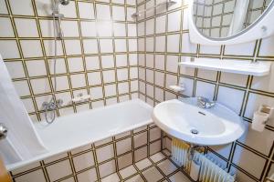 Koupelna v ubytování Res.Albarè/Solaria Apt.Solandra + 37 fotografií