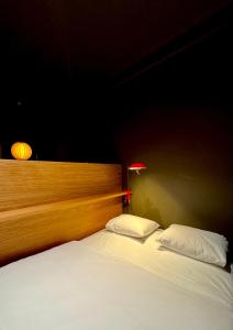 Rúm í herbergi á GRAACE House Suites