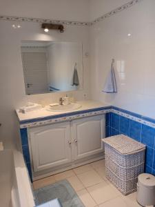 ein Badezimmer mit Waschbecken und Spiegel in der Unterkunft La villa MARIE in Cavaillon + 20 Fotos