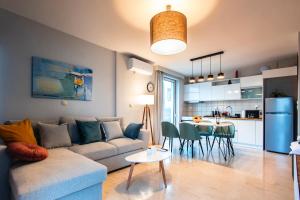 Una cocina o cocineta en Lis153 by Smart Cozy Suites - Top Floors with Amazing City View - Available 24hr