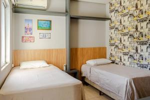 two beds in a room with posters on the wall at Casa ENORME, segurança e conforto para sua família in Cascavel +53 photos