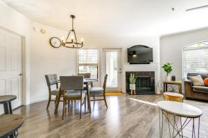 Χώρος καθιστικού στο 3 Mi to TPC Chic Condo with Pool Access and Grills