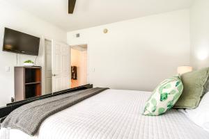 Ένα ή περισσότερα κρεβάτια σε δωμάτιο στο 3 Mi to TPC Chic Condo with Pool Access and Grills +27 φωτογραφίες