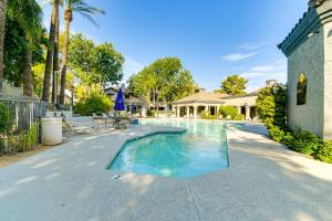 Πισίνα στο ή κοντά στο 3 Mi to TPC Chic Condo with Pool Access and Grills