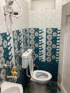 Koupelna v ubytování Hotel Dharam Mukti Utsav Bhawan (DMUB)