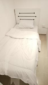 Una cama o camas en una habitación de غرفة خاصة لشخص