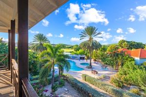 Una vista de la piscina desde el balcón de un resort. en Blue Bay Villa's, en Blue Bay