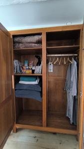Posteľ alebo postele v izbe v ubytovaní Le Tigîte B&B, Suite autonome avec entrée indépendante, petit-déj et linge fourni, pour 1 à 4p -Queen size et canapé lit double-