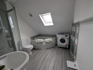 Imagen de la galería de Deluxe 1 Bed Apartment with Ensuite & Kitchenette, en Bishopstoke