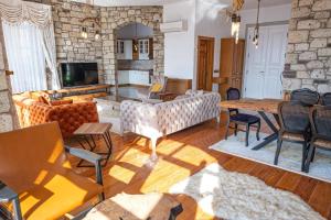 Galeriebild der Unterkunft Fener burnunda Denize sıfır orjinaltaş malikane in Cesme