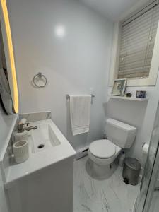 Kamar mandi di Guest room with private bath in Langford