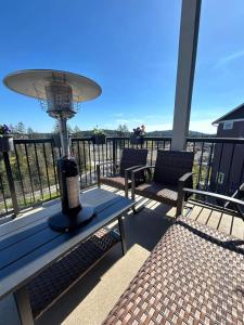 Balkon atau teras di Guest room with private bath in Langford