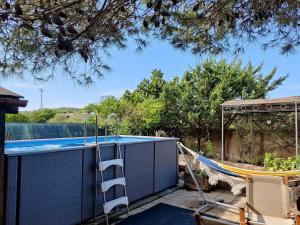 una piscina con scala e amaca di VILLA with pool SU PREPPA 'S AUS a Carloforte