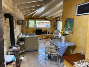 un soggiorno con stufa a legna e divano di VILLA with pool SU PREPPA 'S AUS a Carloforte