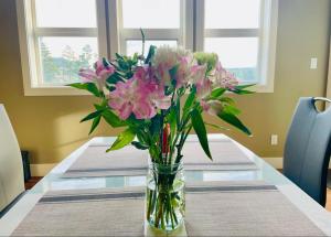 Galeri foto Guest room with private bath in Langford di Victoria