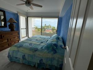 ein Schlafzimmer mit einem Bett und einem großen Fenster in der Unterkunft Ixtapa zihuatanejo, Departamento vacacional- in Zihuatanejo + 19 Fotos
