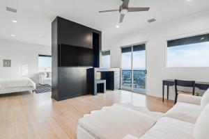 Giường trong phòng chung tại Hollywood Hills Luxury Nest +24 ảnh