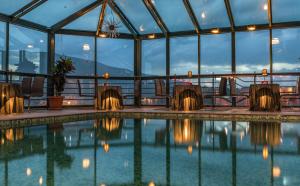 Bazén v ubytování Hotel Arka nebo v jeho okolí