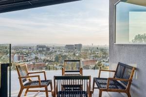 Ban công/sân hiên tại Hollywood Hills Luxury Nest