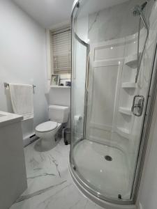 Kamar mandi di Guest room with private bath in Langford