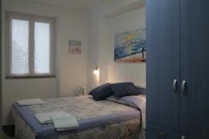 ein kleines Schlafzimmer mit einem Bett und einem Fenster in der Unterkunft I Lecci Di Soviore in Monterosso al Mare