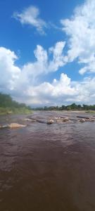 ein Wasserkörper mit Steinen im Wasser in der Unterkunft Harmonia suite de campo- Rincón de Afrodita in San Lorenzo