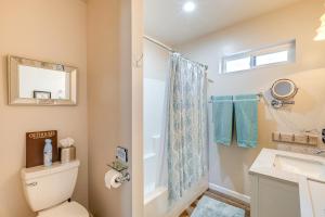 Un baño con ducha, inodoro y lavabo. en Ski, Hike and Explore Flagstaff Cottage!, en Flagstaff 27 fotos más