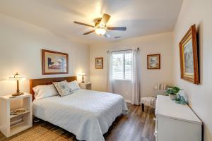 Un dormitorio con una cama y un ventilador de techo. en Ski, Hike and Explore Flagstaff Cottage!, en Flagstaff