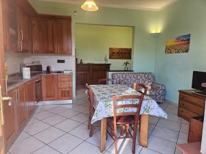 una cucina con tavolo, divano, tavolo e sedie di Le Siepi a Reggello