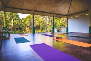 Habitación grande con muchas esterillas de yoga en el suelo en Fruit Tree Lodge, en Ko Lanta