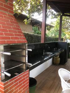 een buitenkeuken met een wastafel op een patio bij Horizonte da serra 1 in Gravatá