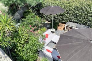 Vonkajšia záhrada v ubytovaní Maison chaleureuse au cœur des Calanques de Marseille + jardin.