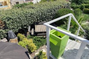 Vonkajšia záhrada v ubytovaní Maison chaleureuse au cœur des Calanques de Marseille + jardin.